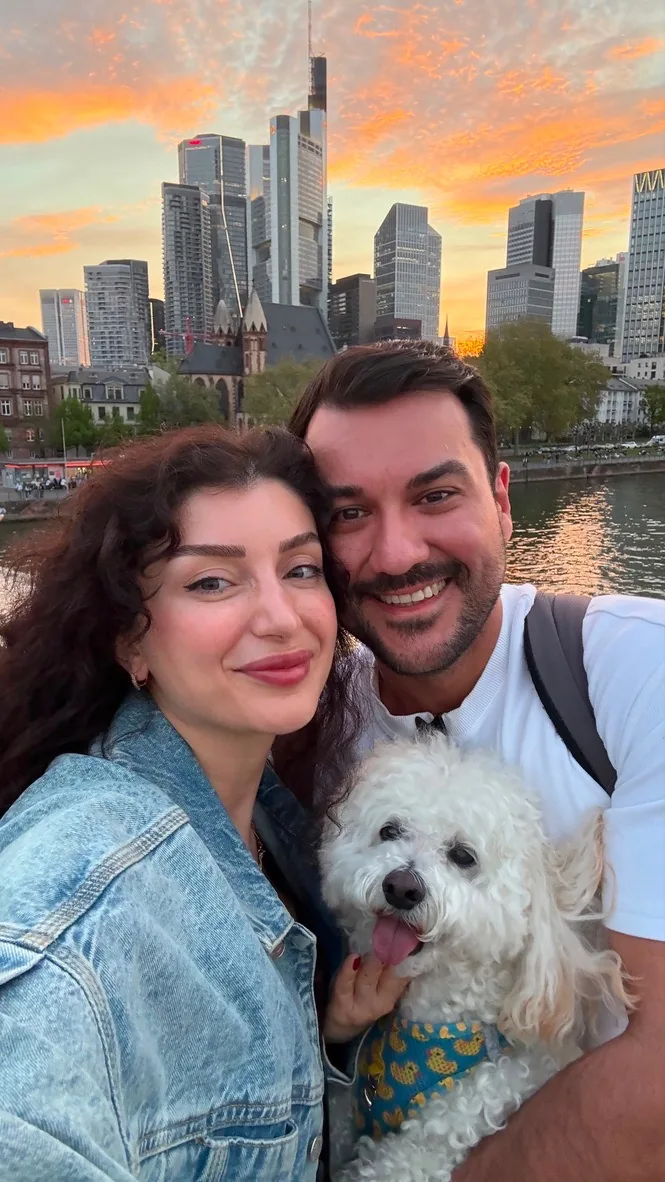 Kadir, Aysenur and Harry in front of the Frankfurt skyline